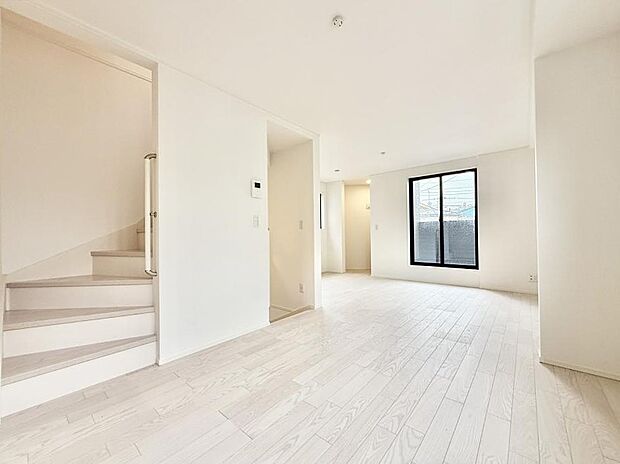【リビングダイニング】1号棟 ■シンプルだけど贅沢、大切な人と過ごす心がほどける空間