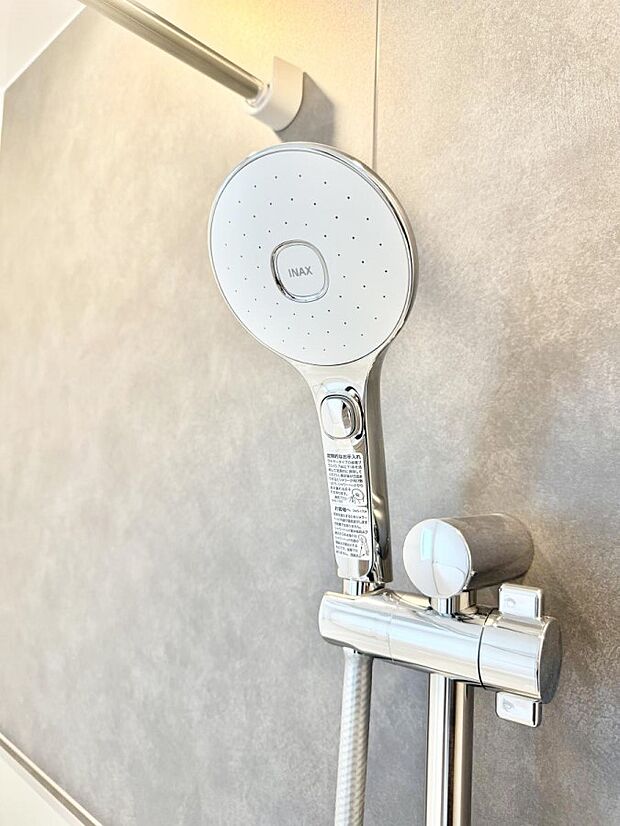 【止水シャワーヘッド】■わざわざシャワー水栓のレバーまで手を伸ばす必要がなく、簡単に止水できる