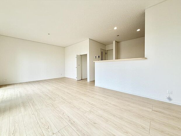 【リビングダイニング】4号棟  ■シンプルだけど贅沢、大切な人と過ごす心がほどける空間