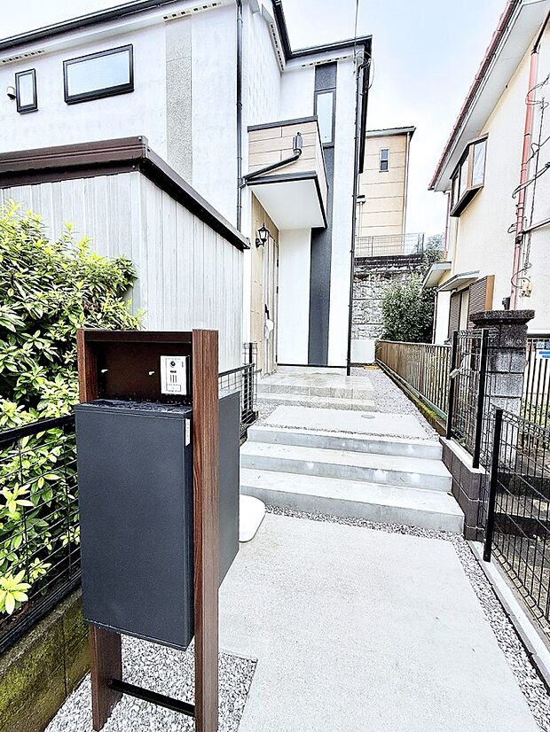 【玄関】■ シンプルで美しく、住まいの第一印象を彩る玄関です