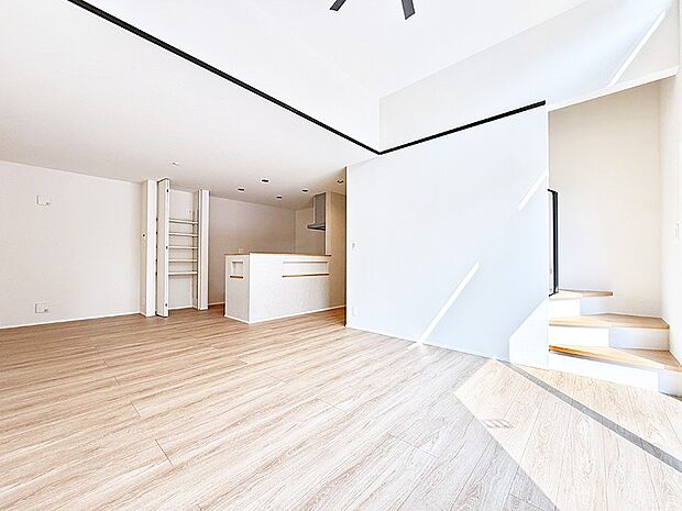 【リビングダイニング】D号棟 ■シンプルだけど贅沢、大切な人と過ごす心がほどける空間