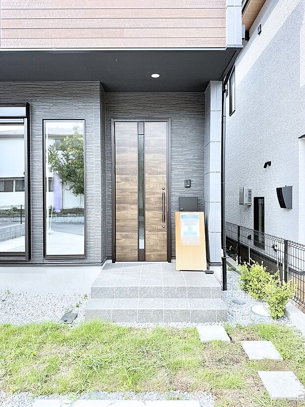 【玄関】1号棟 ■ 帰るたびにホッとする、安心感のある佇まい