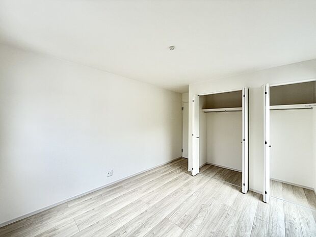 【リビング以外の居室】1号棟 ■清潔感あふれるお部屋で毎日を快適に過ごせます