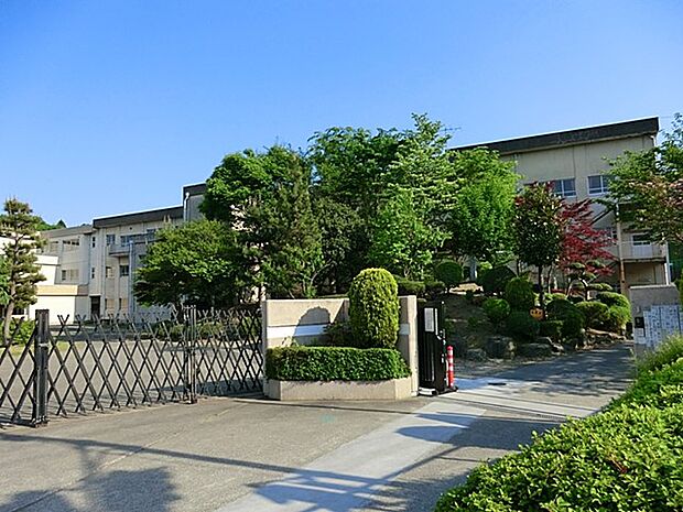 八王子市立中山中学校(約1,800m・徒歩23分)