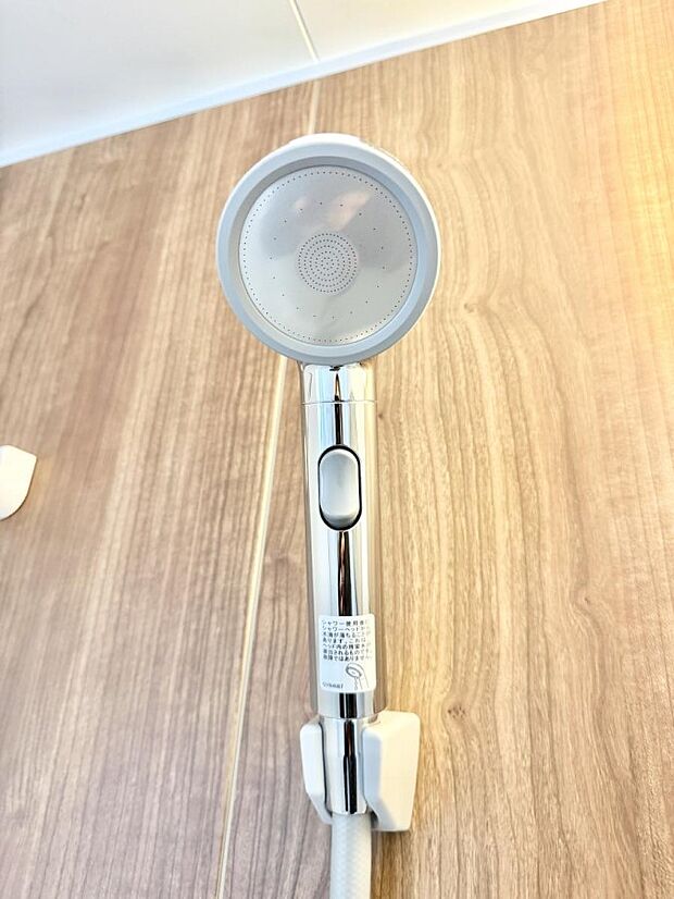 【止水シャワーヘッド】■手元で簡単に止水できるため、水の無駄遣いを減らすことができます。