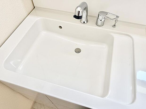 【ハンドシャワー付洗面台】■手洗いや顔を洗う時も快適に使える便利なシャワー