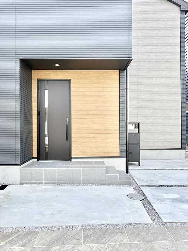 【玄関】1号棟 ■ 帰るたびにホッとする、安心感のある佇まい