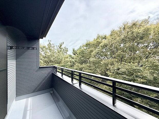 【バルコニー】1号棟 ■ 季節の移ろいを感じられる開放的な空間です