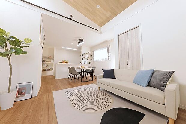 ■高窓から陽ざしが入り全体的に明るいLDK。夜は間接照明が照らすおしゃれな雰囲気に。