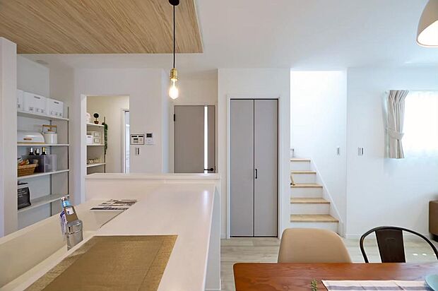 家事がはかどる大容量パントリー※施工例 ■キッチンと隣接した大容量のパントリー!収納スペースが大幅に広がって、買い置き品の管理もラクラク。いつでもスッキリとしたLDKを保てます。