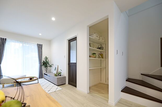 LDK収納［C棟］ ■生活動線上にあるリビング収納は、小さい物から大きい物まで楽々と収納することができ、物が出し入れしやすい！