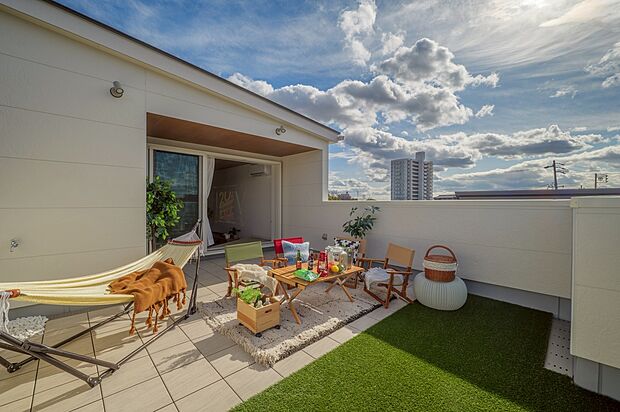 屋上庭園［施工例］■公園に行かなくても、家の中で子どもを思いきり遊ばせられる安心感。移動時間ゼロで、家事の合間に外遊びができる“タイパの良い庭”です。