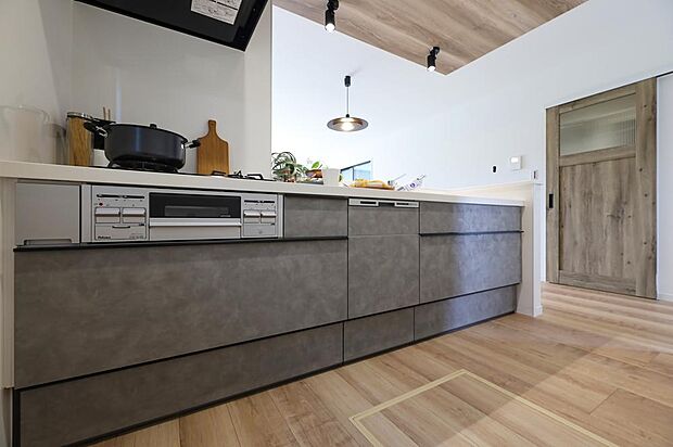 キッチン※現地写真 ■IHクッキングヒーターと食洗機を標準装備したシステムキッチン。家事の時短と家計に嬉しい設備です。