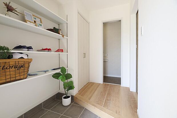 玄関収納※現地写真 ■スリムなのに、収納力抜群!家族の靴からお出かけに必要な小物、毎日使うグッズまで、散らかりがちな玄関をまるごとスッキリ片付けられます。