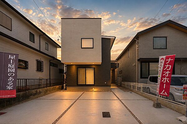 【外観】※現地写真（AI加工）
■限定1邸。2階建てのお家と同じ建物ボリュームで、日々の暮らしに楽しみをプラスした屋根を屋上（バルコニー）に変えたスカイフィットの住まい誕生。