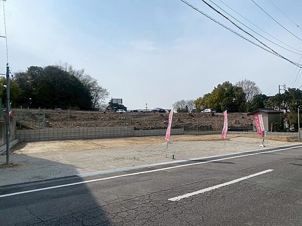 現地写真
■屋上庭園に加え、目の前が公園という恵まれた立地で、窓の外に広がる緑と開放感を日々感じながら暮らせます。