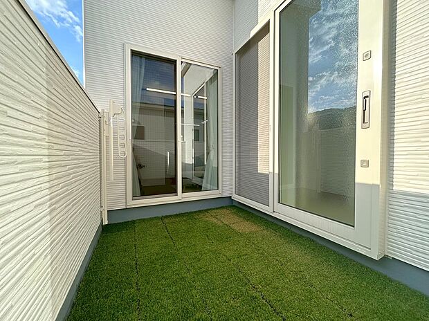 【バルコニー】陽光あふれる広々バルコニーが、暮らしに開放感と快適さをプラス。
つながる回遊動線で、洗濯や家事もスムーズに。