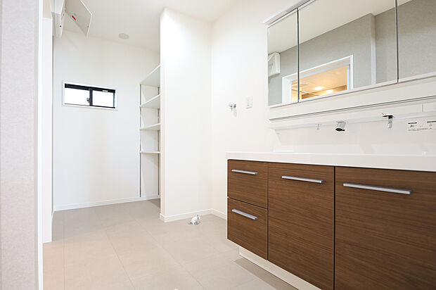 【洗面室 (A）※現地写真】■タオルや洗剤の詰め替えボトルをすっきり収納できる、家族みんなが使いやすい洗面脱衣室収納。