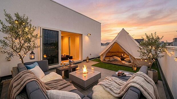 【屋上庭園※施工例】■11.3帖の屋上庭園で大人のアウトドアリビング。ソファーに座り夕日を眺めてリラックス。小さなテントで読書や昼寝もできる屋上のプライベート空間。