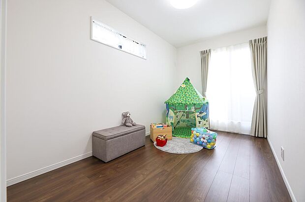 【子ども部屋※現地写真】■南側の大きな窓からしっかりと陽が入る明るい子供部屋。各部屋にカーテン・照明付でサイズを測ったり、家電量販店で選んだり、取り付けたりする手間が一切不要です。