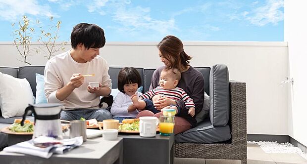 【屋上庭園※施工例】“おうち時間”をひとつ上の心地よさへ。忙しい毎日も、家族と過ごすこんな時間が心を整えてくれます。