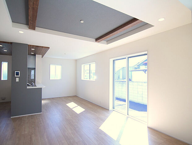 【1号棟】　◎LDKは約18帖と広々！南側から陽光もさしこみます！◎