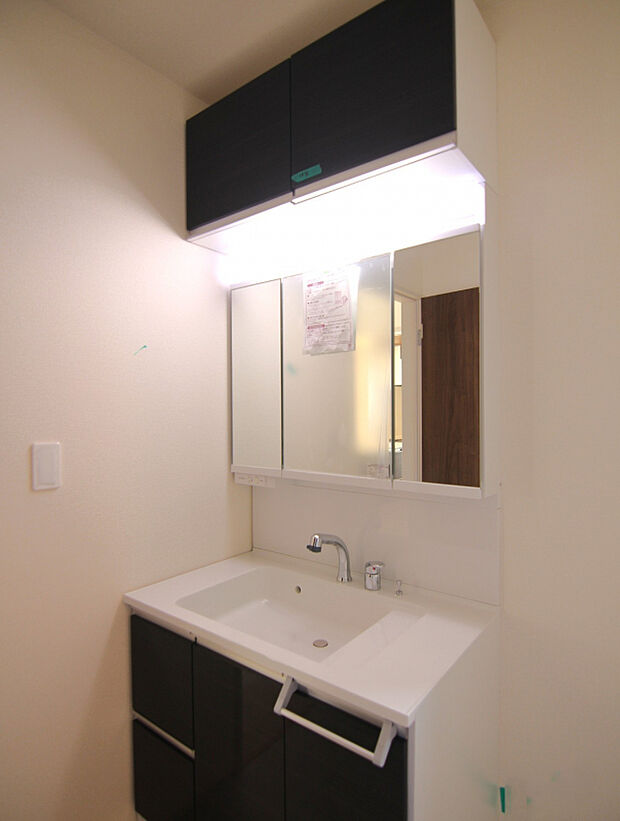 【【1号棟】】◎ミラー裏はすべて収納です！小物類などもすっきり片付きます◎