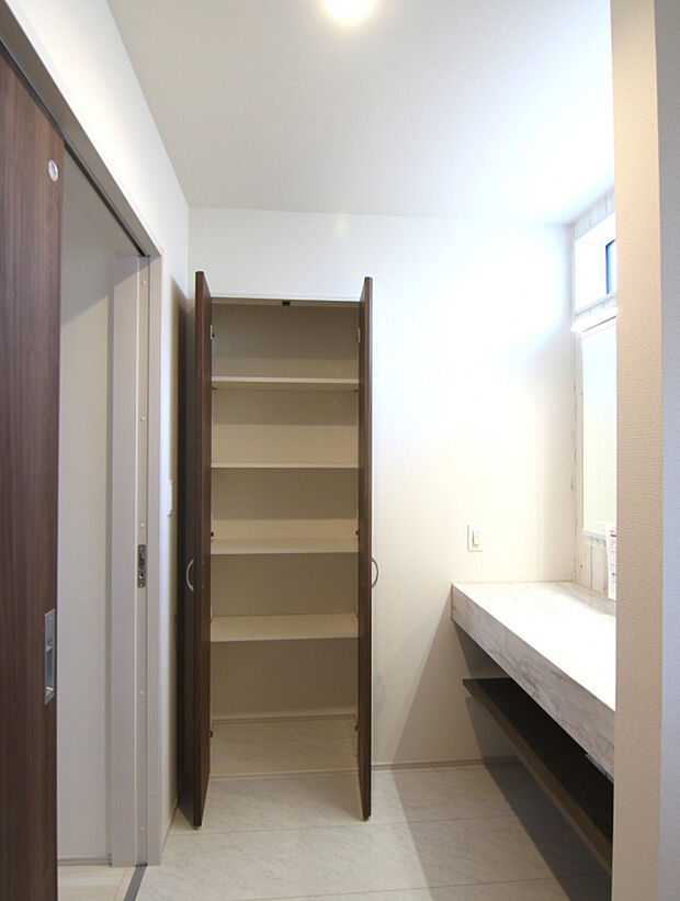 【【1号棟】】◎洗面所には便利な可動棚4段付の収納があります!◎