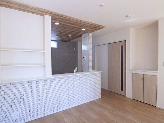 【【5号棟】】キッチンまわりのデザインにもこだわった住まい。木目天井やアクセントクロスが空間に表情を添えています。