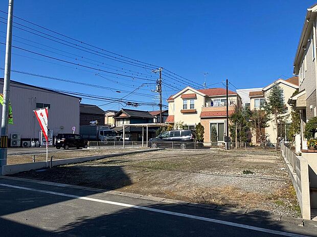 【現地写真】駅まで自転車や徒歩でもアクセスしやすい便利な立地。周辺には買い物施設も揃い、毎日の暮らしが快適に。
現地（2025年12月）撮影