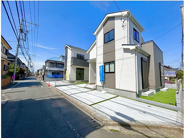 開放的な立地です。第一種低層住居専用地域内、落ち着いた住宅街の一画に位置しています。