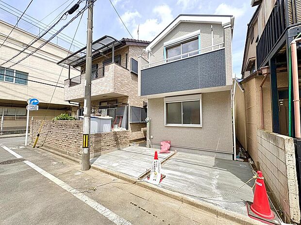 西武拝島線「東大和市」駅徒歩12分。直通運転により「西武新宿」駅へダイレクトにアクセス可能(時間帯による)。
商業施設や病院が徒歩9分圏内に揃い、日々の暮らしを支える住環境です。