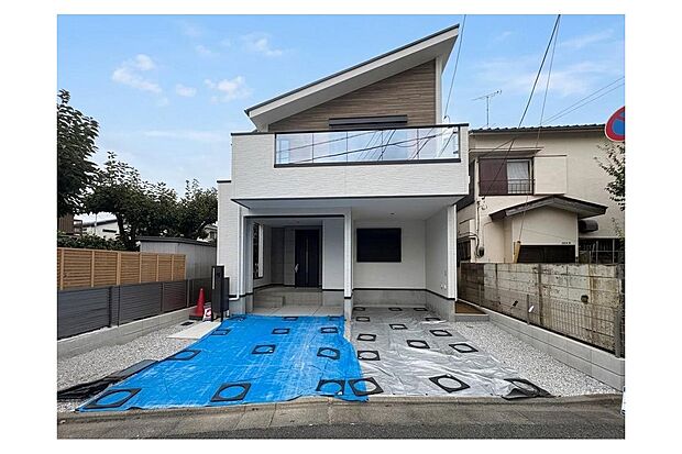 スタイリッシュな片流れ屋根と木目調が目を引く、洗練された外観デザインです。広々とした駐車スペースも確保され、家族のカーライフを快適にサポートします。