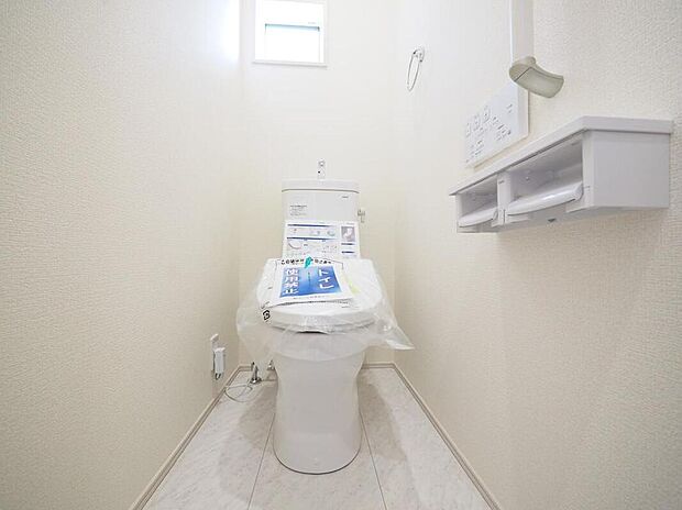 【温水洗浄便座】いつも快適にご使用いただける、温水洗浄便座付き。換気可能な窓もございます。