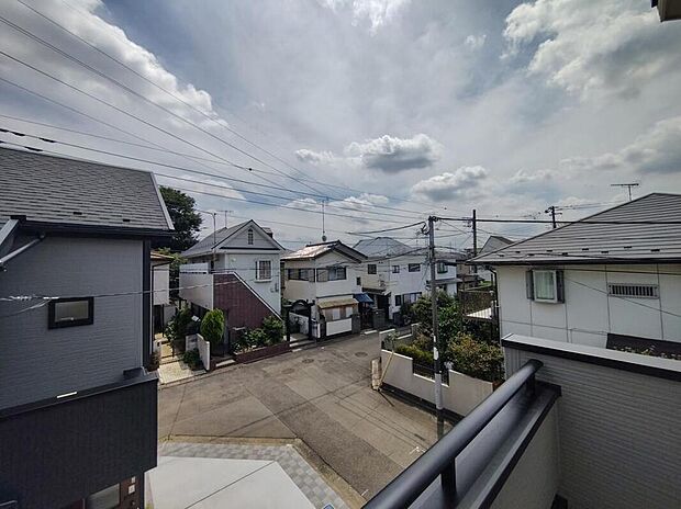 【住戸からの眺望】仕事や家事の合間の休憩に、バルコニーから景色を眺めればリフレッシュにもなりそうです。