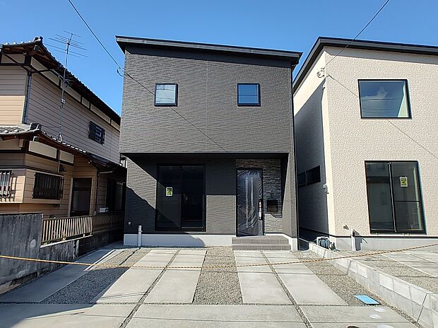 B棟 現地外観
毎日の暮らしを誇らしく彩る、落ち着きと高級感のある外観。住む人の未来を見据えた、こだわりの住まいを。