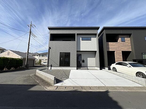 現地外観 A棟
明るい陽射しがよく似合う、やわらかな印象の外観。シンプルでありながらも、暮らしを大切に考えたデザインが感じられます。家族の笑顔が自然と集まる、あたたかな住まいです。