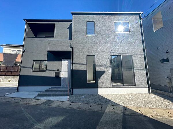 【現地外観・A棟】
落ち着いたダークトーンが印象的な、洗練された外観です。大きな窓からは光をしっかり取り込み、外観のクールさと住まいの明るさを両立します。長く愛せる品の良さを持っています。