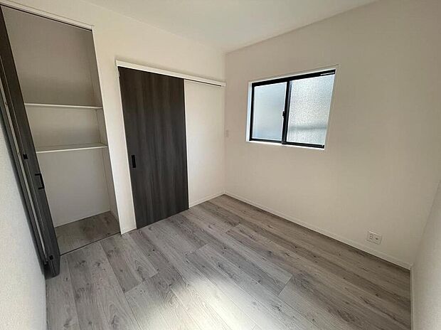 【1階 洋室4.5帖】
お掃除しやすい4.5帖の洋室。収納付きで空間をすっきり使え、明るい雰囲気が心地よいお部屋。寝室やワークスペースにも使いやすいサイズ感です。