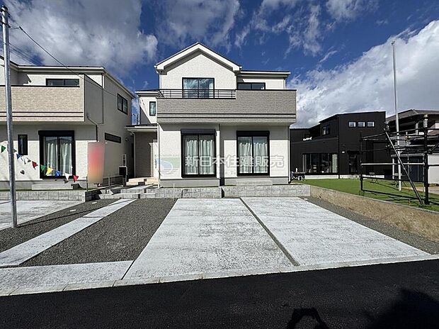 現地外観写真　B棟　青い空に映える、光あふれる邸宅です。