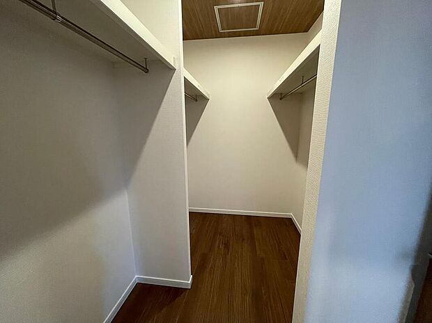 【収納】収納力抜群のファミリークローゼットで、家族の衣類や日用品をまとめて管理。暮らしやすさを支える便利な空間です。