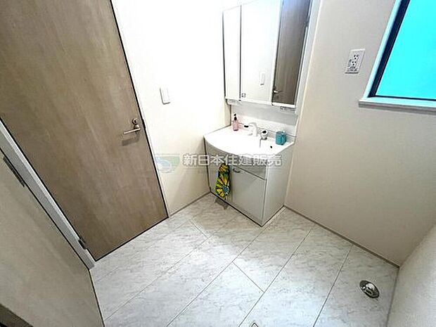 【 洗面台・洗面所】E号棟 使い勝手にこだわった洗面台。毎日のメイクやヘアセットが楽しくなる空間です。