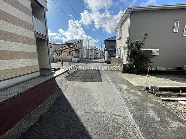【前面道路含む現地】見通しが良く、お車の出し入れもスムーズです。