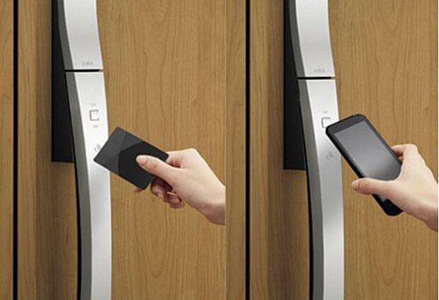 【玄関ドア/タッチキー】ドアのボタンを押してカードをかざすだけで解錠できる、便利なタッチキー。お手持ちの携帯電話(おサイフケータイ対応機種)、電子マネー・楽天Edyに対応したカードなら玄関のカギとしてご利用いただけます。