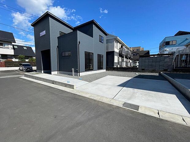 【駐車場】並列で2台分の駐車スペースを確保しており、家族の車はもちろん来客時にもゆとりを持って駐車できます。車の出し入れもスムーズで、毎日の通勤やお出かけが快適になります。