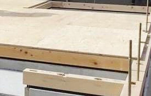 【剛床構造】構造体と床を一体化した「剛床工法」を採用。
面構造とすることで、地震による床のねじれやゆがみを抑えます。床が厚く、火災に対する性能も向上。