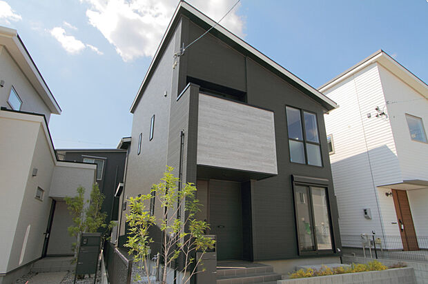 MODEL HOUSE NO.5
落ち着きのある色合いが、周囲の自然とも調和し、長く愛される外観デザインに仕上がっています。シンプルなラインの窓がアクセントとなり、シンプルで洗練された印象を与えま