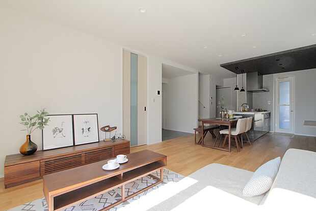 【No.5 リビング】家族でゆったり過ごせる開放的な大空間。リビングとダイニングの一体型デザインは見通しが良く、贅沢なくつろぎの時間を演出します。木の温もりと光が調和する、明るく洗練された住まいです。