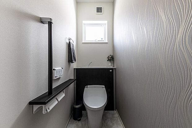 【トイレ】お掃除リフトアップ機能付きで、掃除がしにくい隙間の汚れも楽々お手入れできます。1階トイレはタンクをキャビネットで隠したデザインで収納もスッキリ。(参考写真)