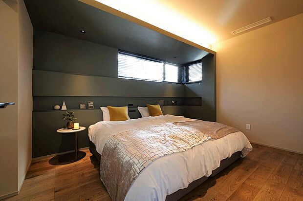 【当社施工例　ベッドルーム】《お泊りハウス・名古屋守山展示場》　シックな間接照明が心地よい眠りを誘います。